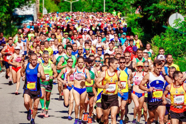 Crowd of runners in a race.